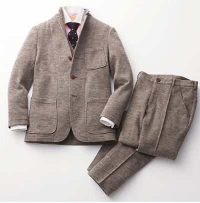 Urban, Comfort e Luxury sono tre parole d’ordine annodate da un filo indissolubile da D by D* Syoukey: proviene da Tokyo questo sofisticato progetto di giacche sartoriali che presentano tutta l’allure confortevole di un cardigan in maglia unita al fit unico del tailoring fatto a regola d’arte.