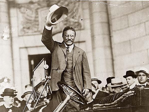 Theodore-Roosevelt-using-a-Panama-hat