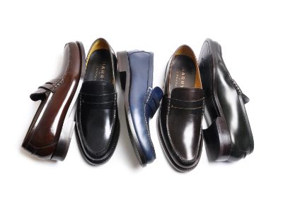 Da Harrys of London l’allure formale di derivazione british sposa la sensibilità del XXI secolo per il comfort e i materiali tecnici, con la nuova Bespoke collection delle sue famose “Genuine Goodyear Welted dress shoes”: Una linea maschile di calzature rifinite a mano in pellami esclusivi che scoprono nuove forme aggiornate e le abbinano all’innovativa suola in Vibram dai colori vitaminici. Adatte a ogni clima e occasione.