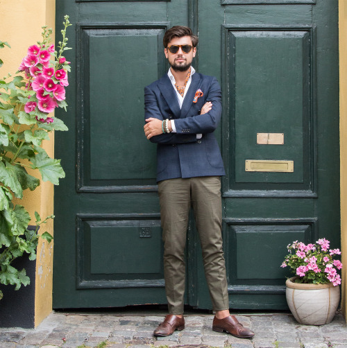 Pantalone verde giacca blu sale